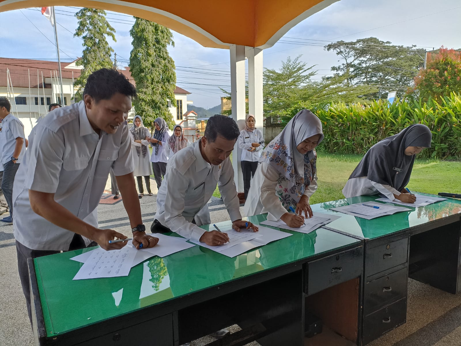 Penanda Tanganan Fakta Integritas Kasubbag KPU Kab Sumbawa Barat