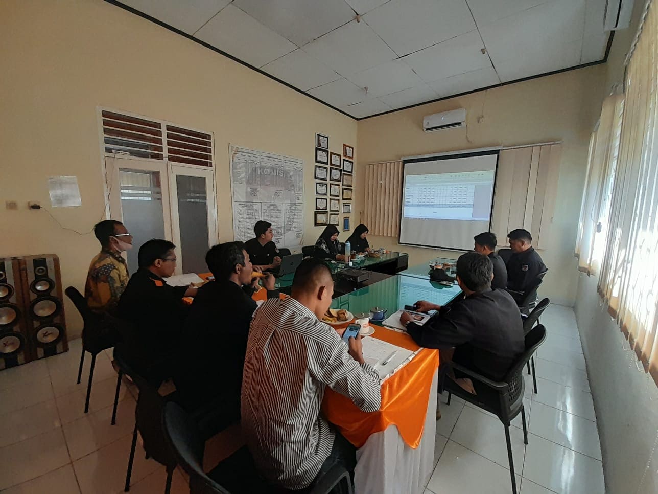Rapat Internal Penggunaan Aplikasi SIPOL di Aula Kantor KPU Kab Sumbawa Barat
