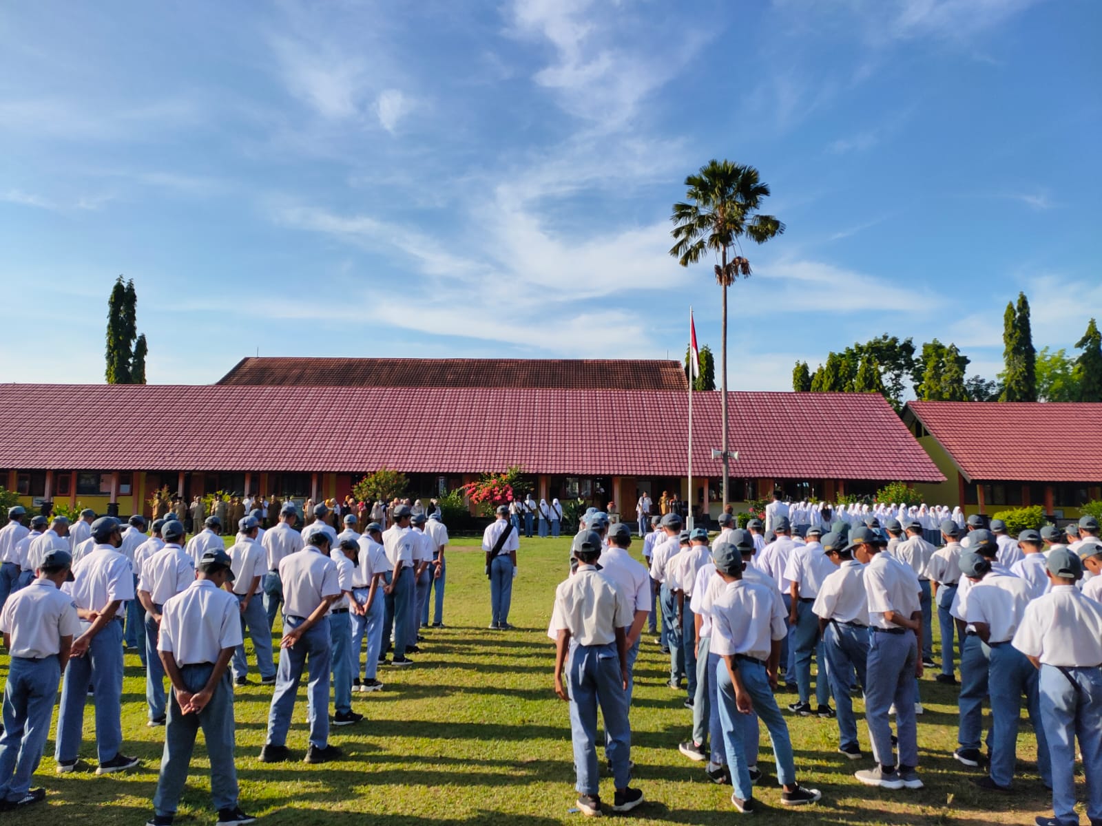 Komisioener KPU Kab Sumbawa Barat menjadi pembina Upacara Bendera